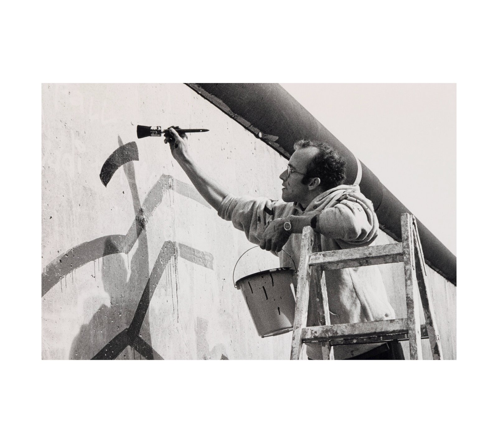 1986 Keith Haring Painting the Berlin Wall